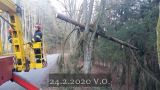 24.2.2020 Technická pomoc, odstranění zaklíněného stromu směr V.Roudka